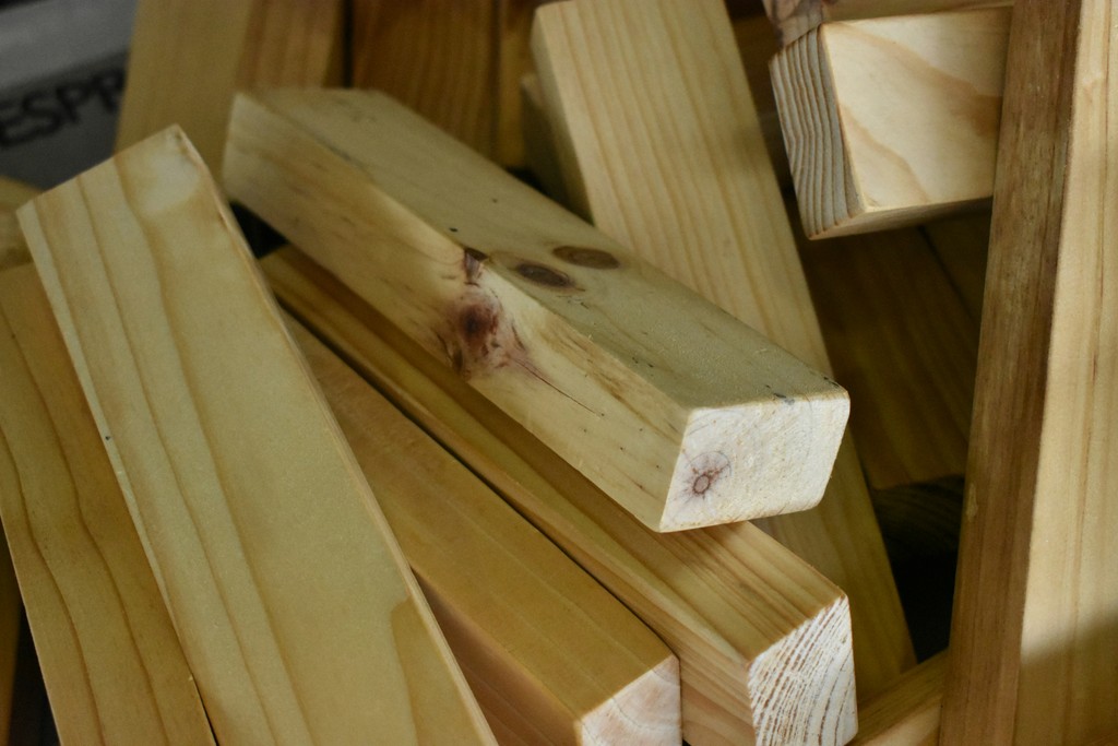 Unbehandelte Holzblöcke in der Manufaktur